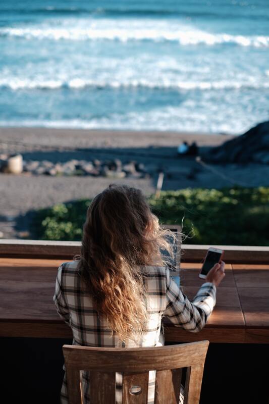 Platsoberoende kvinna som jobbar vid havet