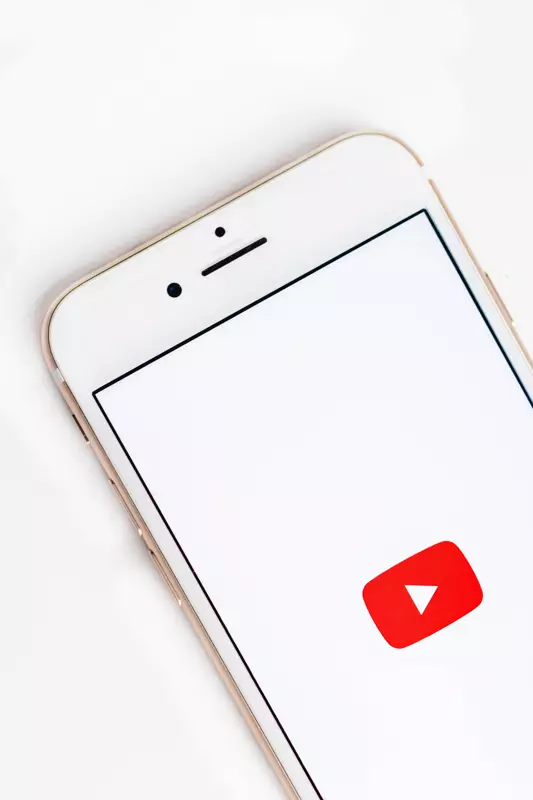 Foto på mobiltelefon som visar YouTube-loggan